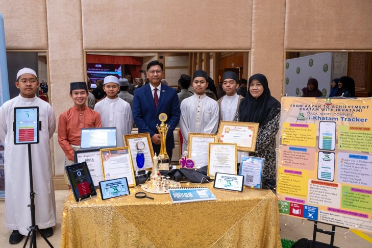 Showcase bersama Mantan Menteri MTIC - Gambar 1