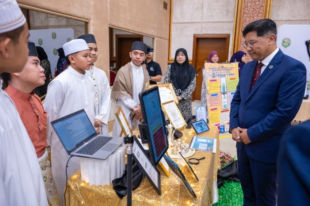Showcase bersama Mantan Menteri MTIC - Gambar 2