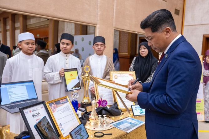 Showcase bersama Mantan Menteri MTIC - Gambar 4